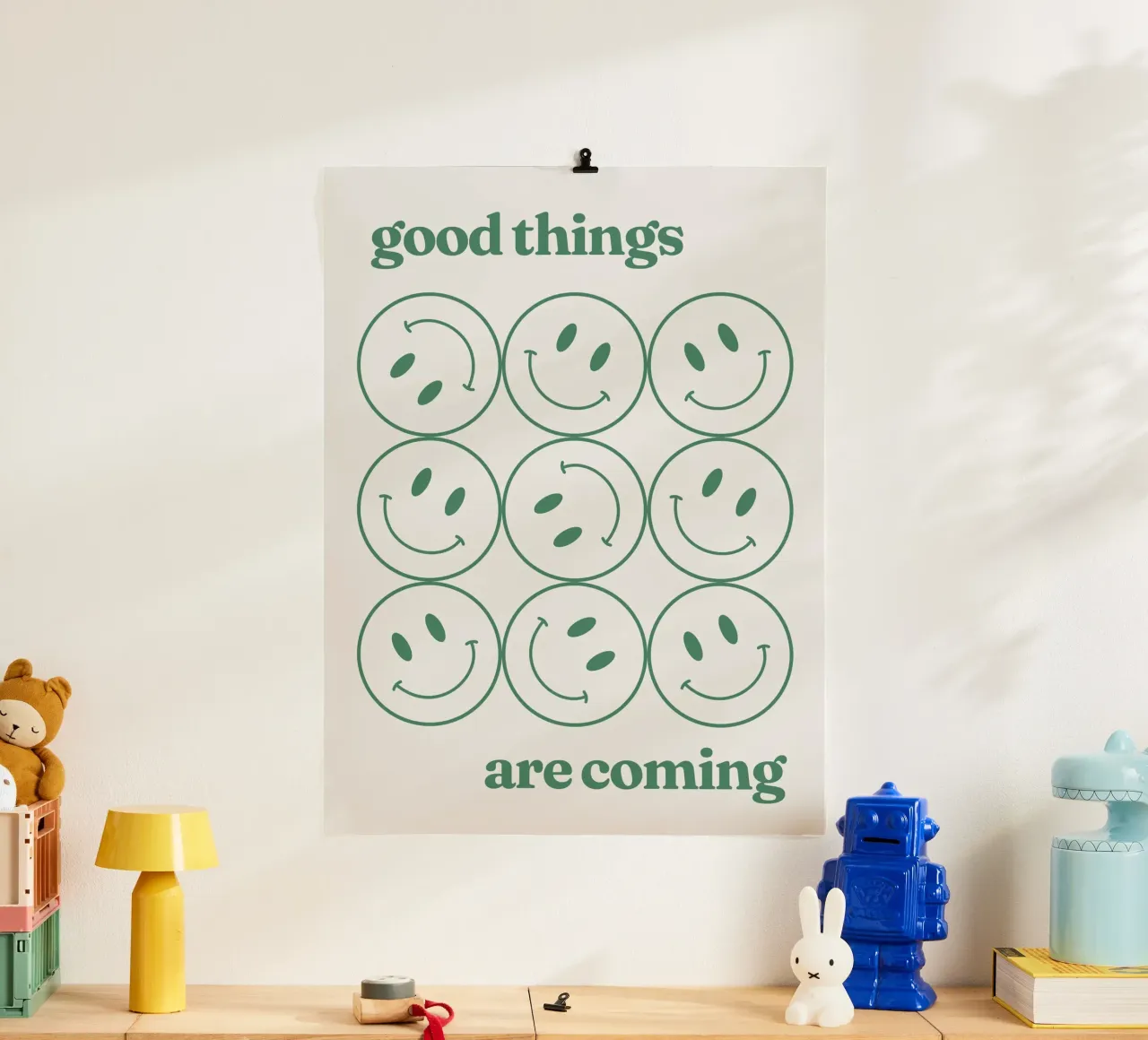 Le cose belle stanno arrivando Smiley verde poster con telaio in plastica da Paigaam Studio