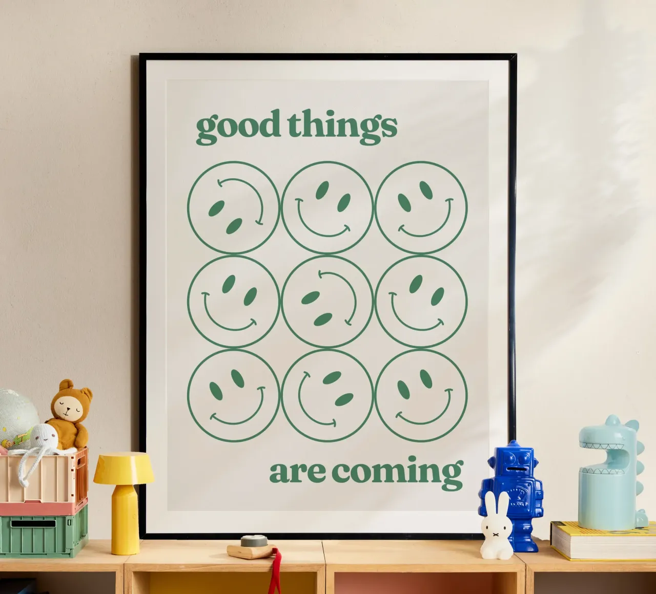 Le cose belle stanno arrivando Smiley verde poster con telaio in plastica da Paigaam Studio