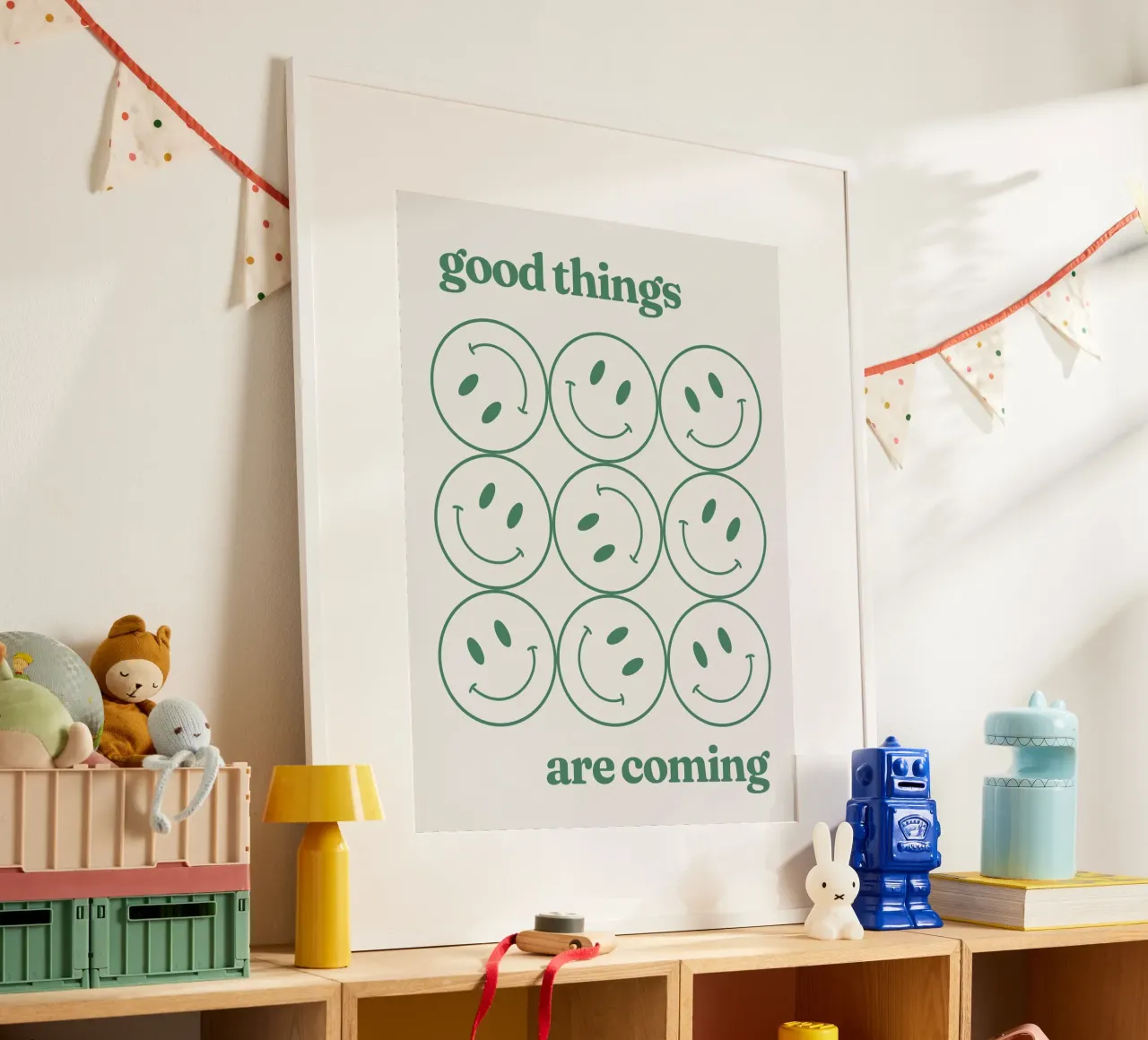 Le cose belle stanno arrivando Smiley verde poster con telaio in plastica da Paigaam Studio
