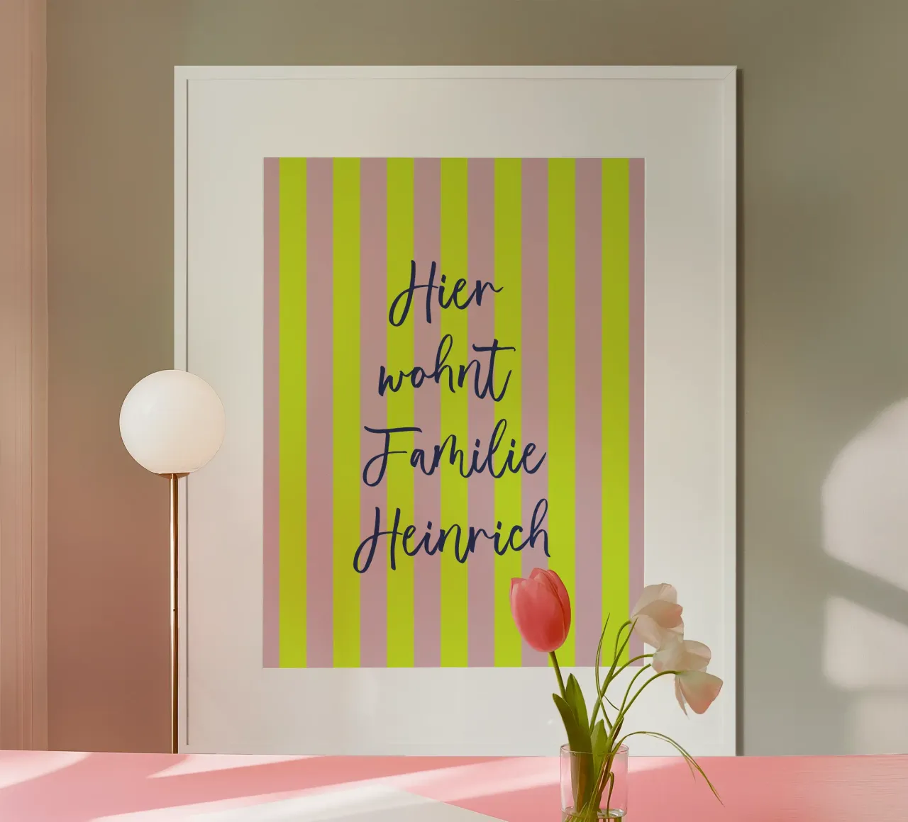 FUN Stripes neon, Hier wohnt Familie ... personalisierbar poster con telaio in legno da All Colours