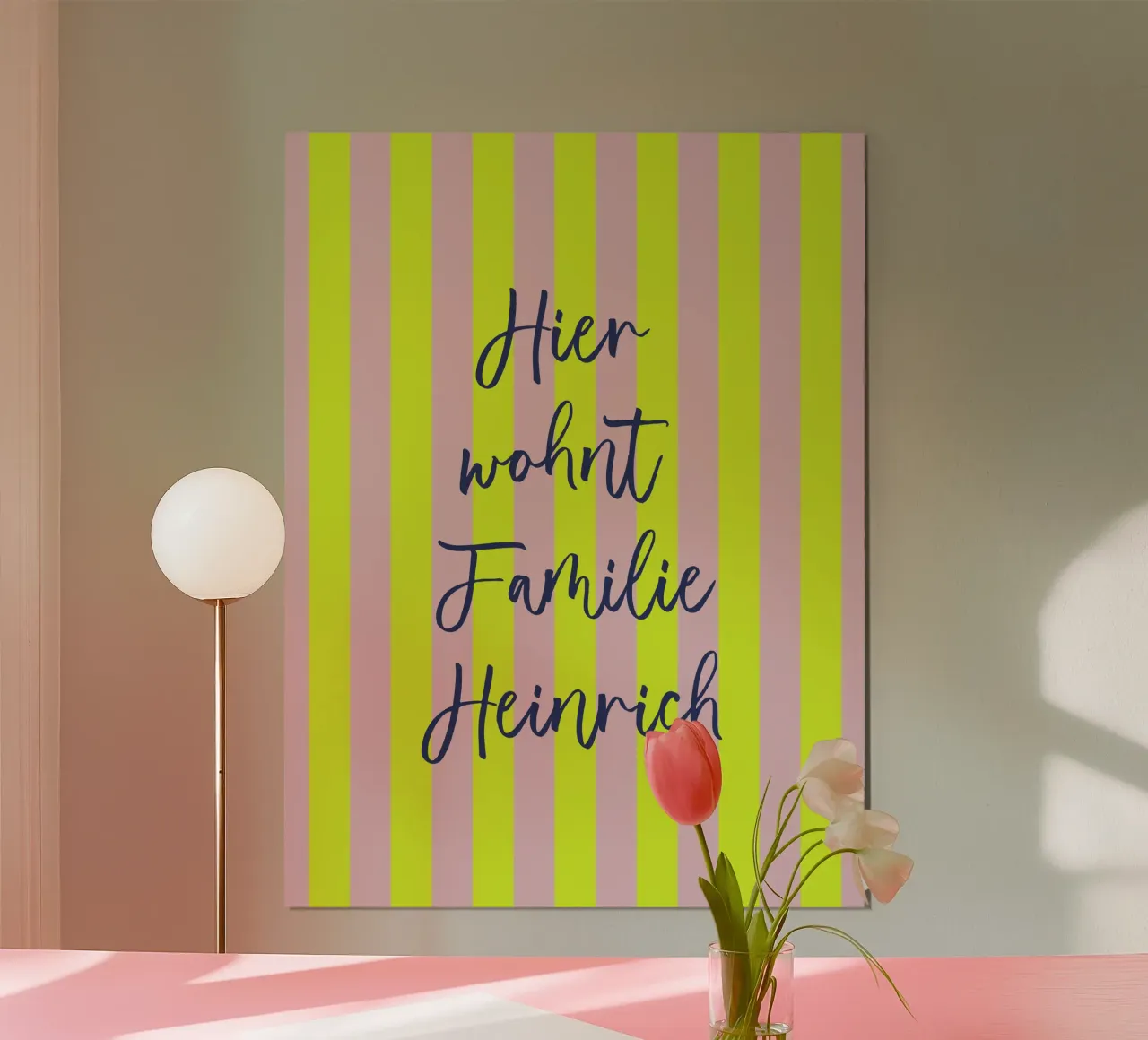 FUN Stripes neon, Hier wohnt Familie ... personalisierbar poster con telaio in legno da All Colours