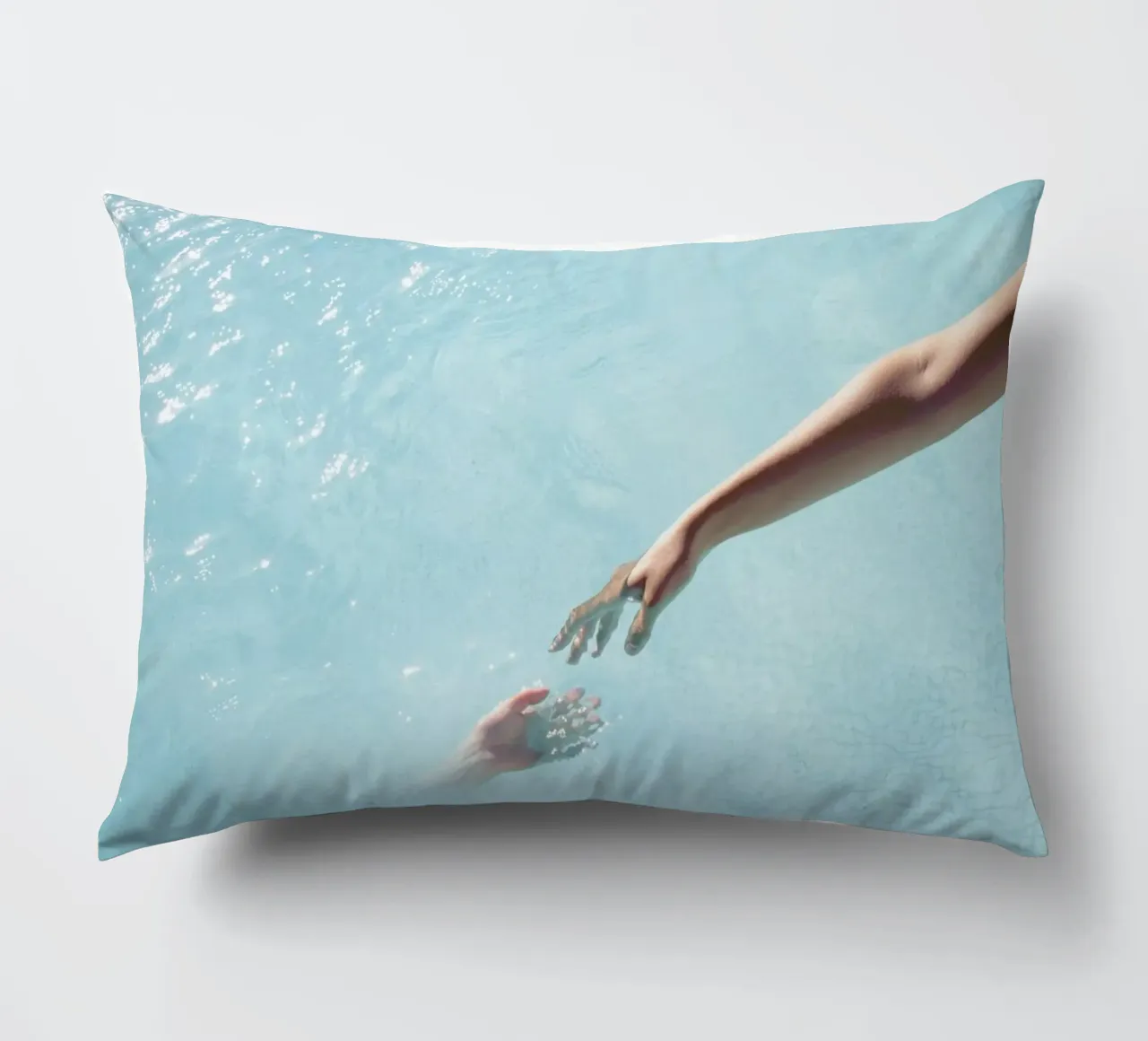 Scintillio dell'acqua - Tocco delle mani surreali cuscino da Ingrid Beddoes
