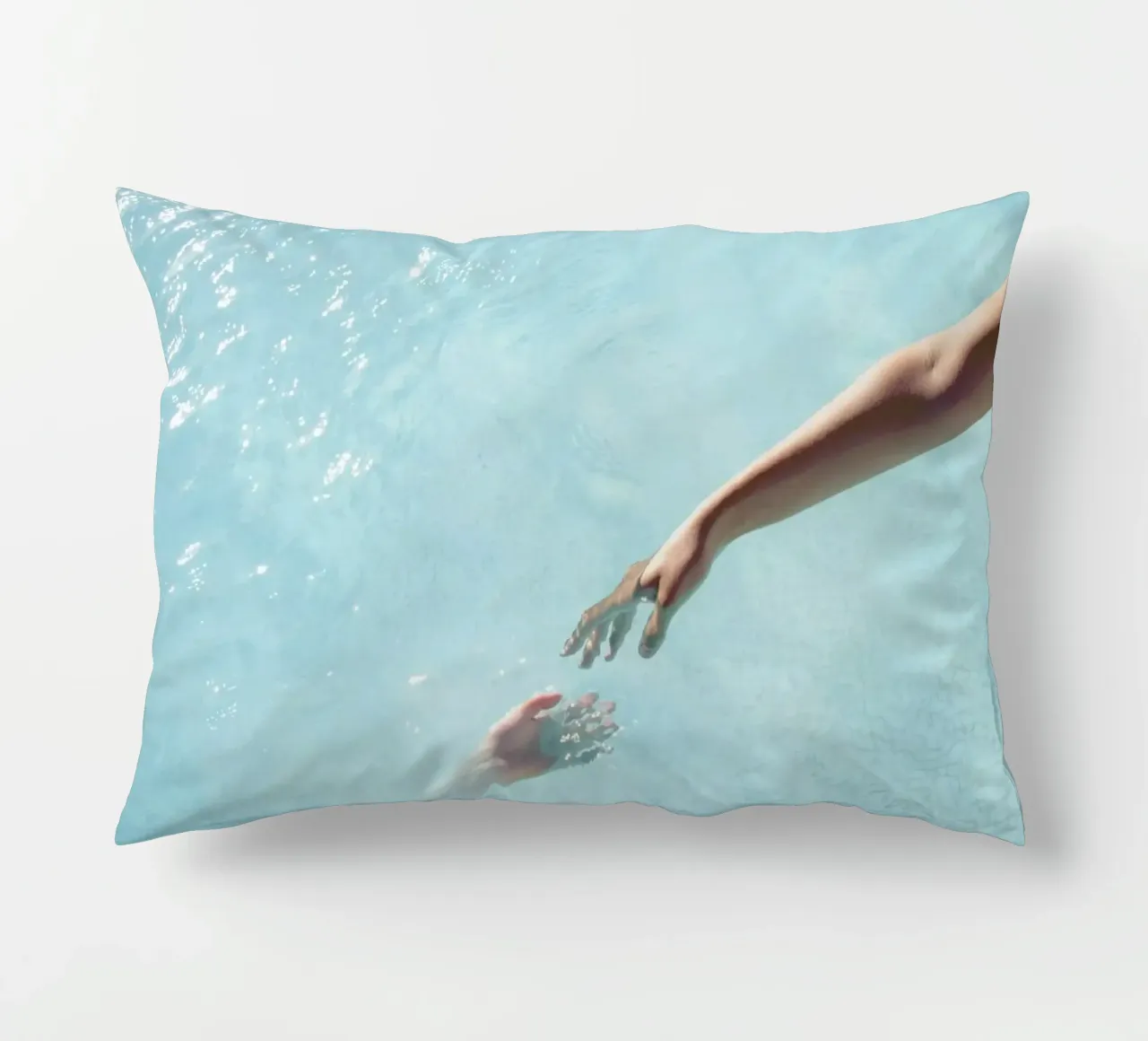 Scintillio dell'acqua - Tocco delle mani surreali cuscino da Ingrid Beddoes