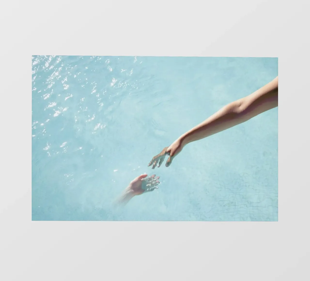 Scintillio dell'acqua - Tocco delle mani surreali telo in pvc da Ingrid Beddoes