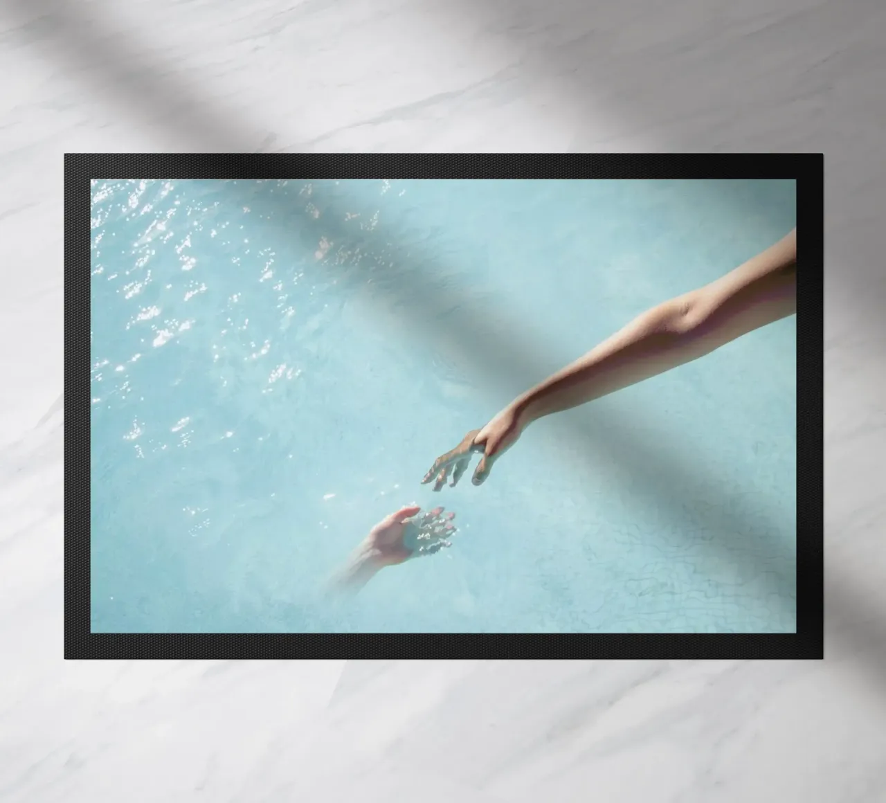 Scintillio dell'acqua - Tocco delle mani surreali zerbino da Ingrid Beddoes