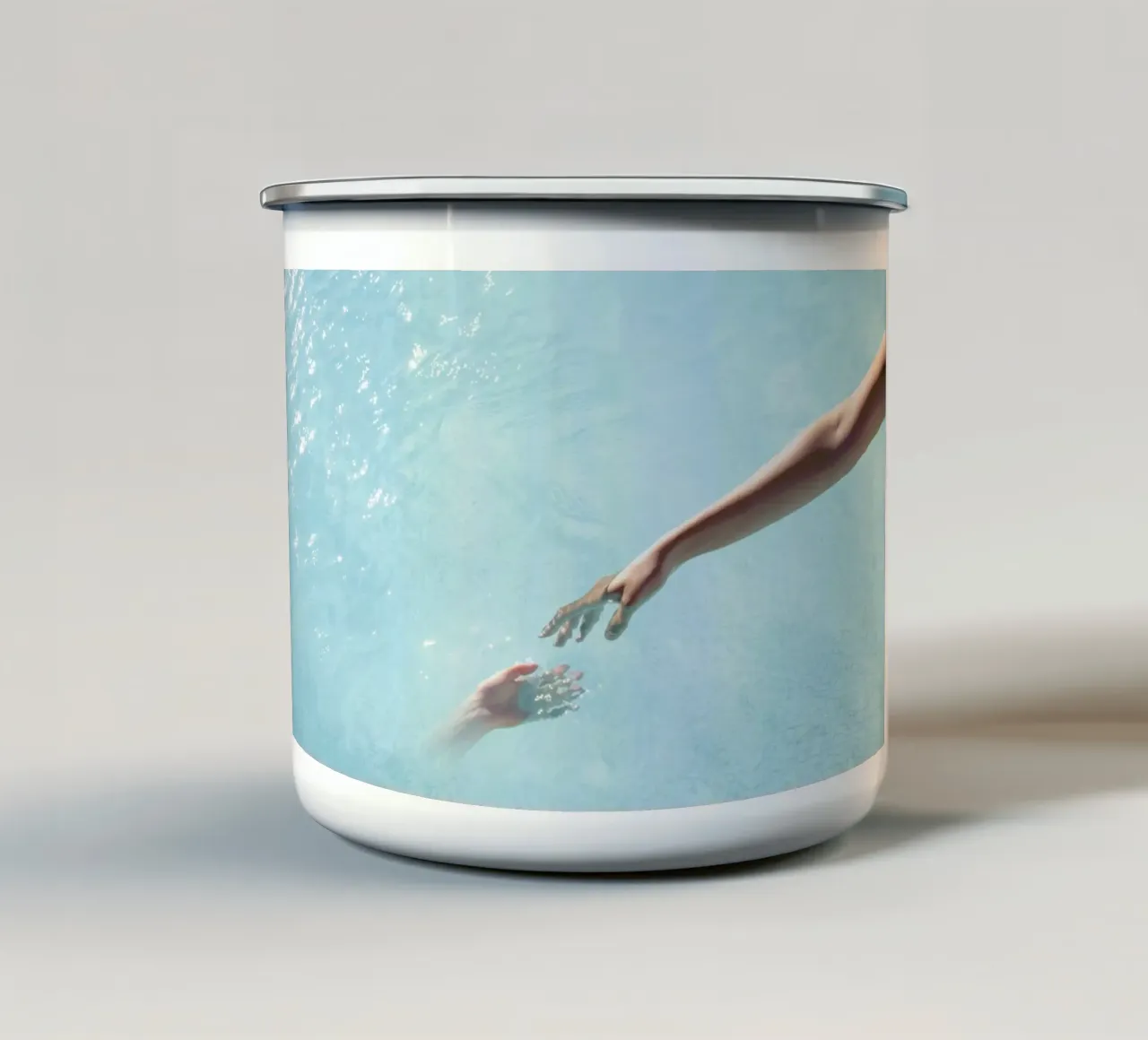Scintillio dell'acqua - Tocco delle mani surreali tazza in smalto da Ingrid Beddoes