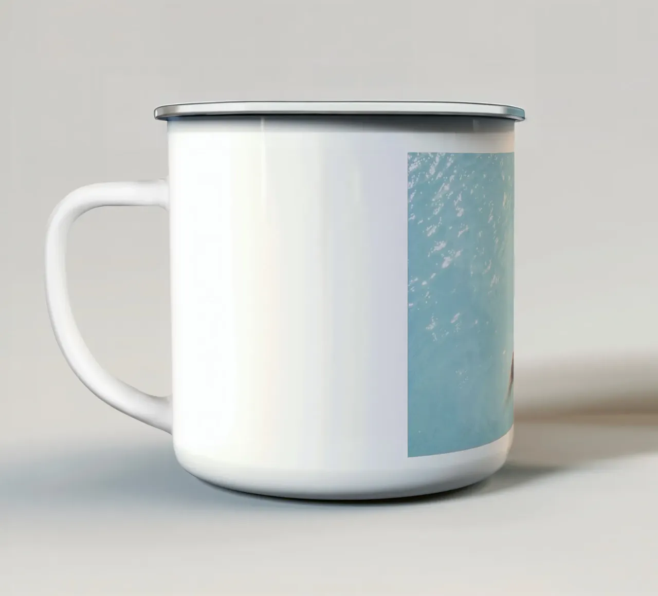 Scintillio dell'acqua - Tocco delle mani surreali tazza in smalto da Ingrid Beddoes