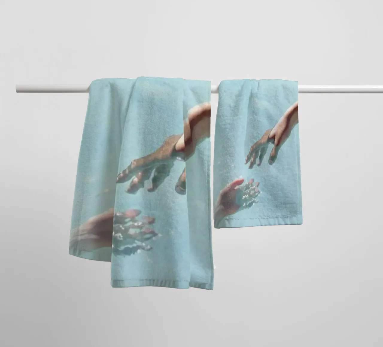 Scintillio dell'acqua - Tocco delle mani surreali asciugamano da bagno da Ingrid Beddoes
