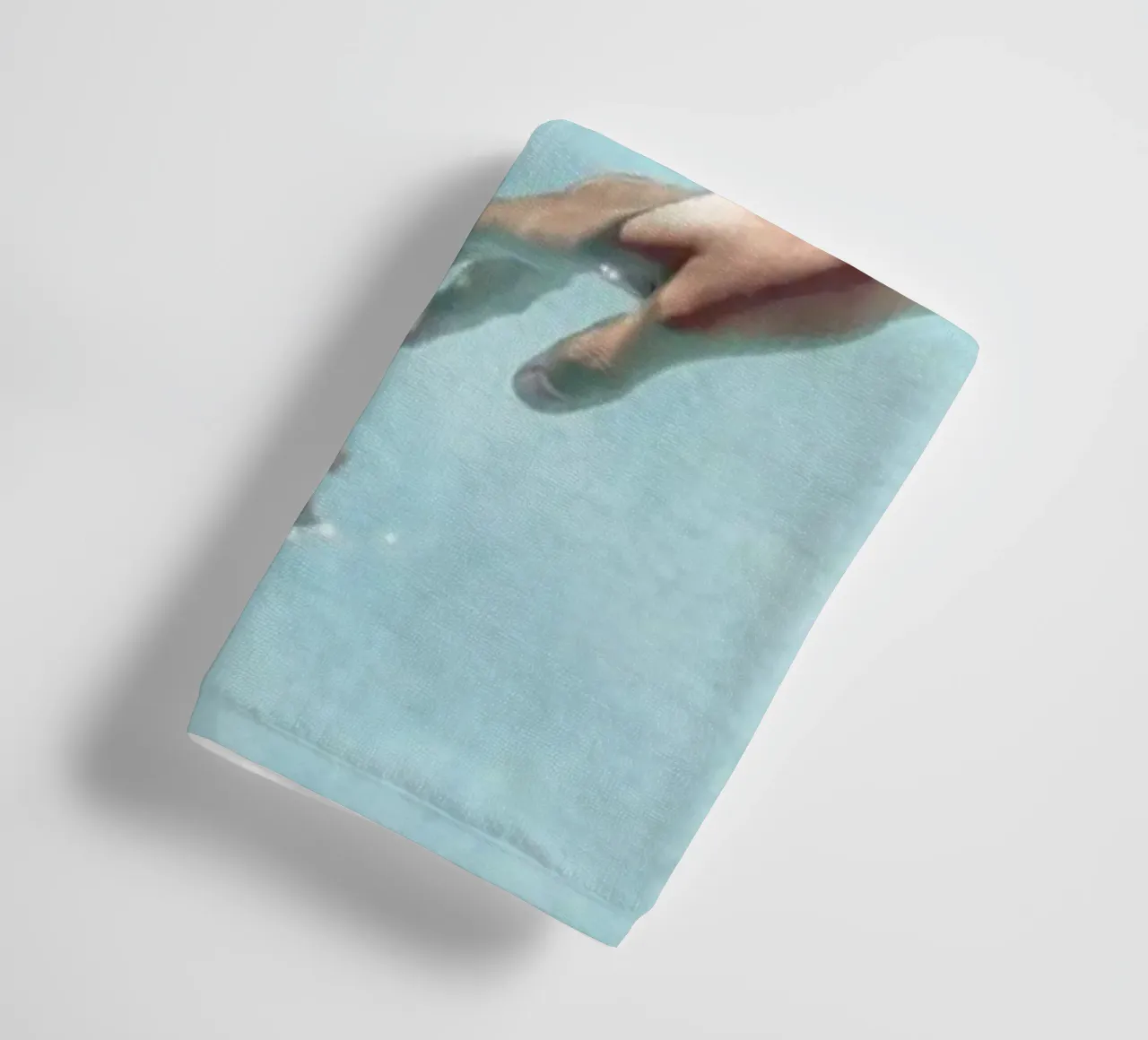 Scintillio dell'acqua - Tocco delle mani surreali asciugamano da bagno da Ingrid Beddoes