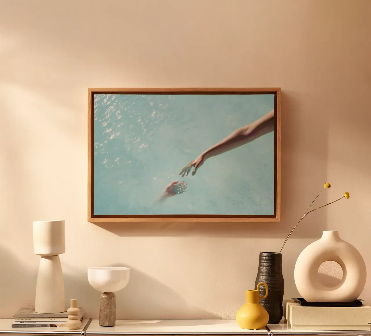 Scintillio dell'acqua - Tocco delle mani surreali tela con Cornice a cassetta da Ingrid Beddoes