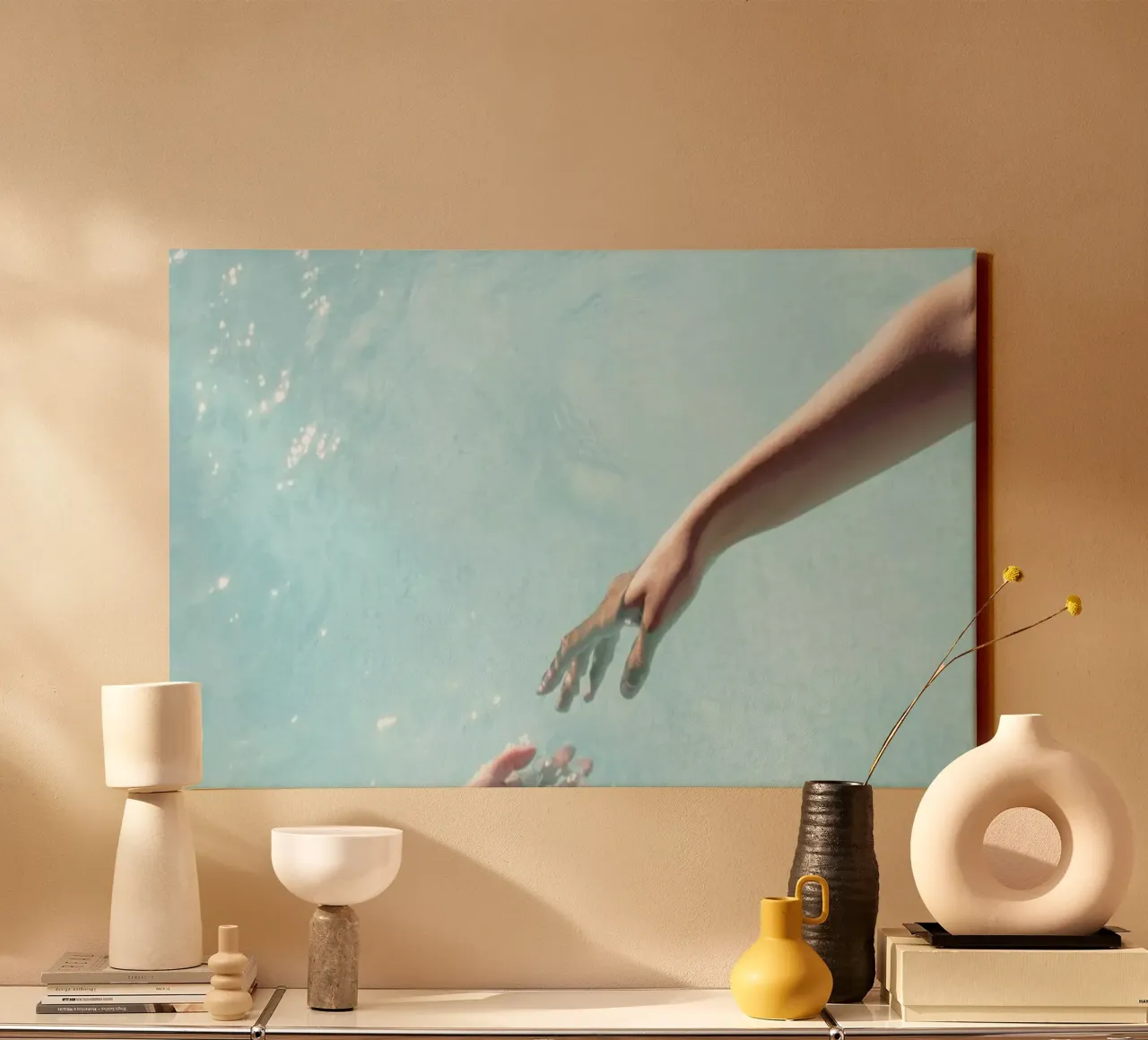 Scintillio dell'acqua - Tocco delle mani surreali tela con Cornice a cassetta da Ingrid Beddoes