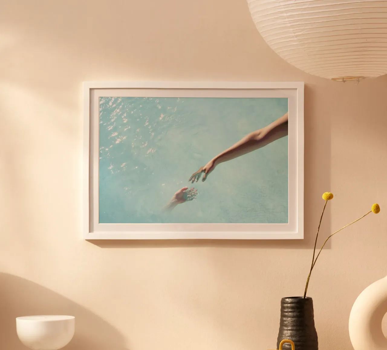 Scintillio dell'acqua - Tocco delle mani surreali poster da Ingrid Beddoes