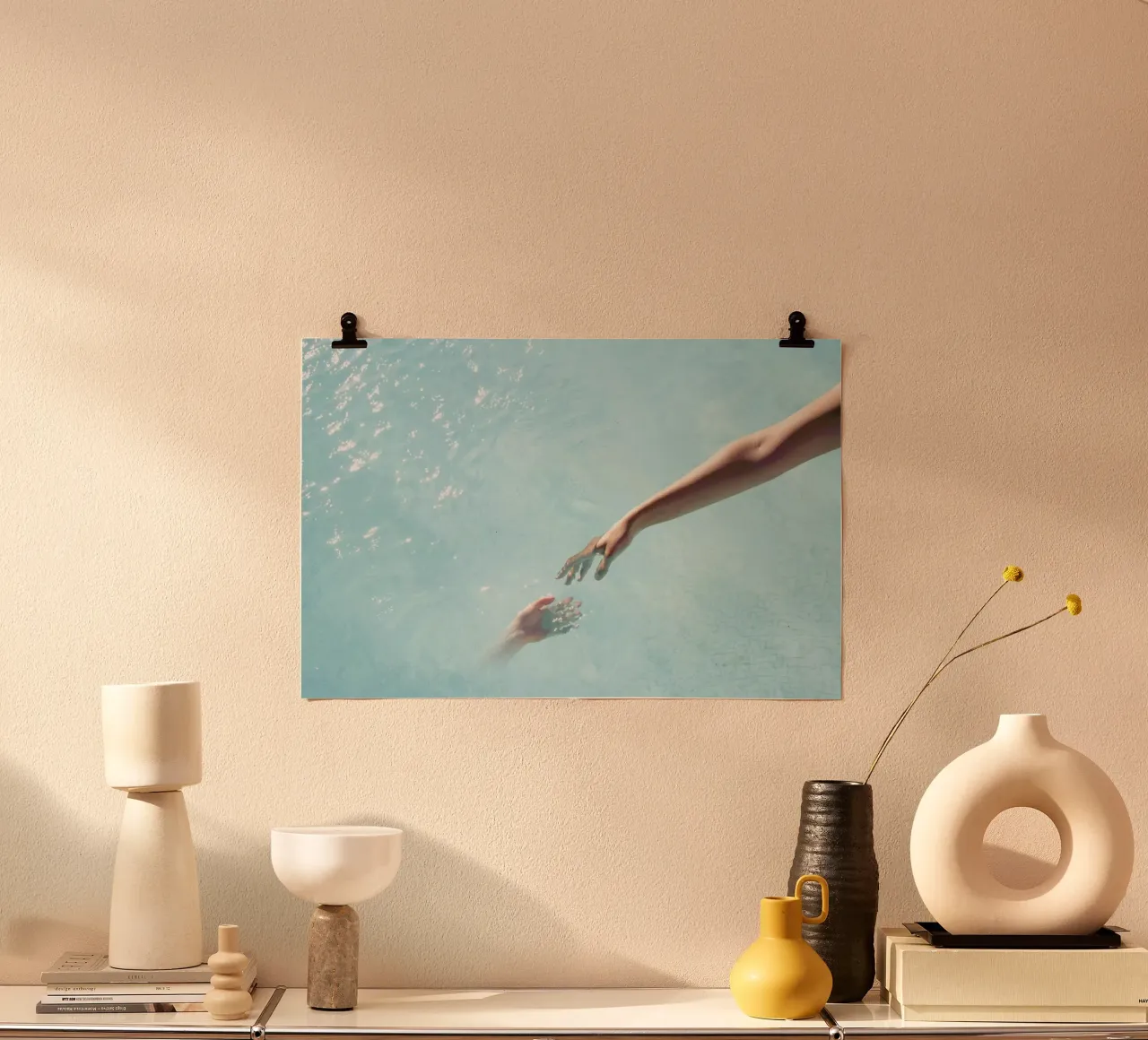 Scintillio dell'acqua - Tocco delle mani surreali poster con telaio in plastica da Ingrid Beddoes