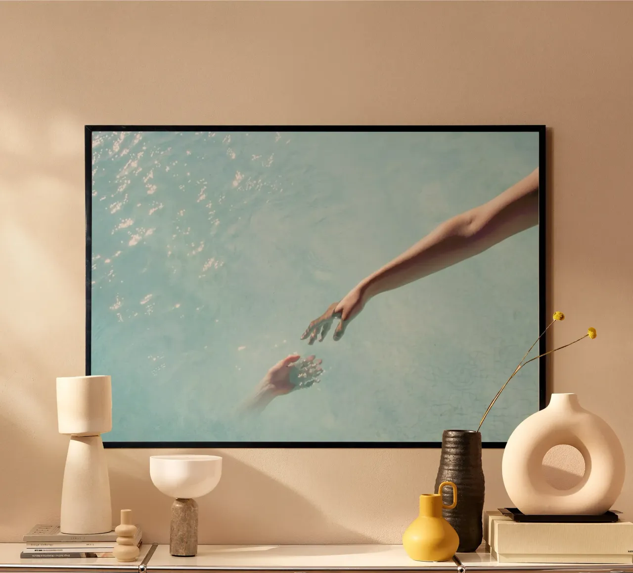 Scintillio dell'acqua - Tocco delle mani surreali poster con telaio in plastica da Ingrid Beddoes