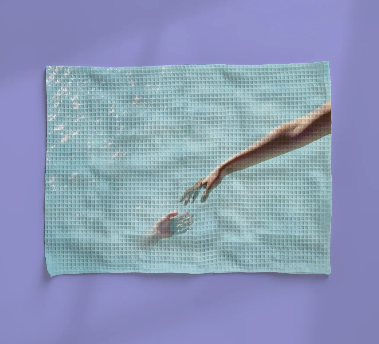 Scintillio dell'acqua - Tocco delle mani surreali canovaccio da cucina da Ingrid Beddoes