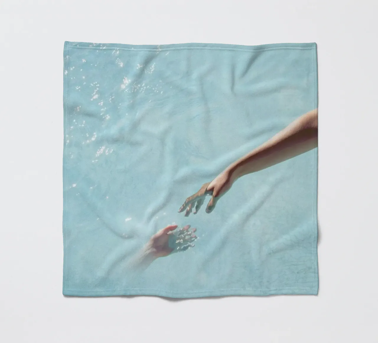 Scintillio dell'acqua - Tocco delle mani surreali coperta in pile da Ingrid Beddoes