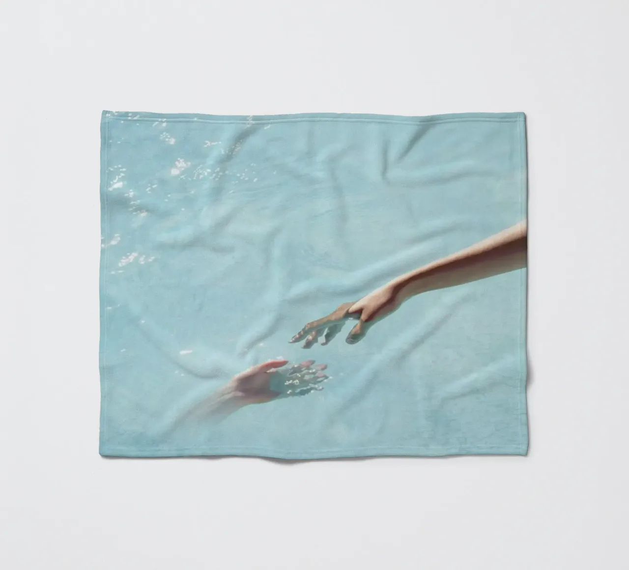 Scintillio dell'acqua - Tocco delle mani surreali coperta in pile da Ingrid Beddoes