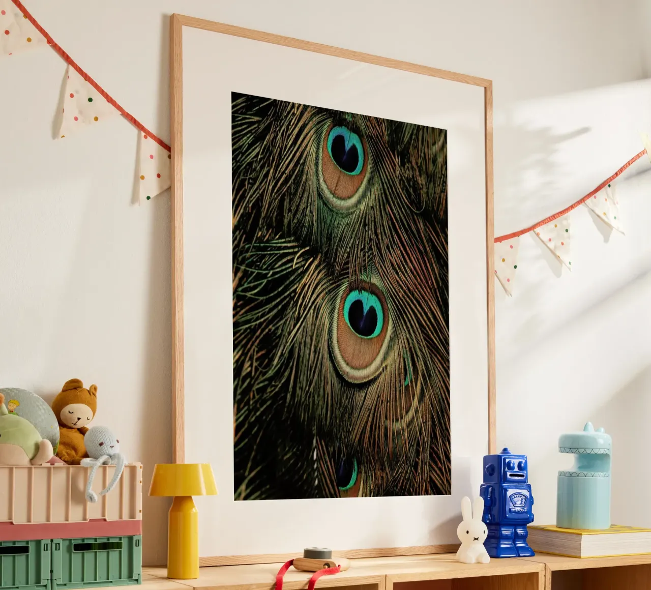Peacock Feathers poster con telaio in plastica da Ingrid Beddoes