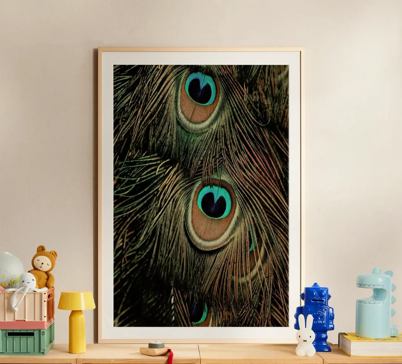 Peacock Feathers poster con telaio in plastica da Ingrid Beddoes
