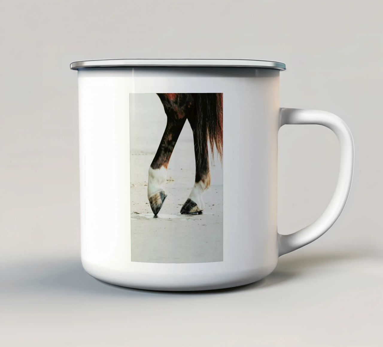 Tango tazza in smalto da Ingrid Beddoes