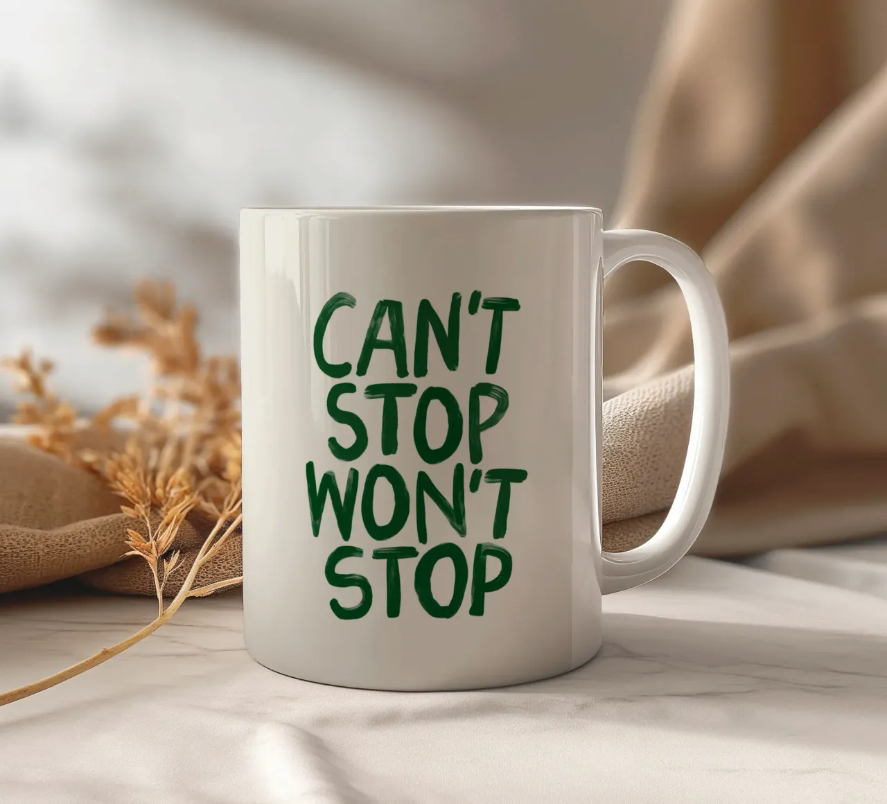 Can't Stop Won't Stop: una tipografia minimalista e potente tazza in ceramica da THE MOTIVATED TYPE