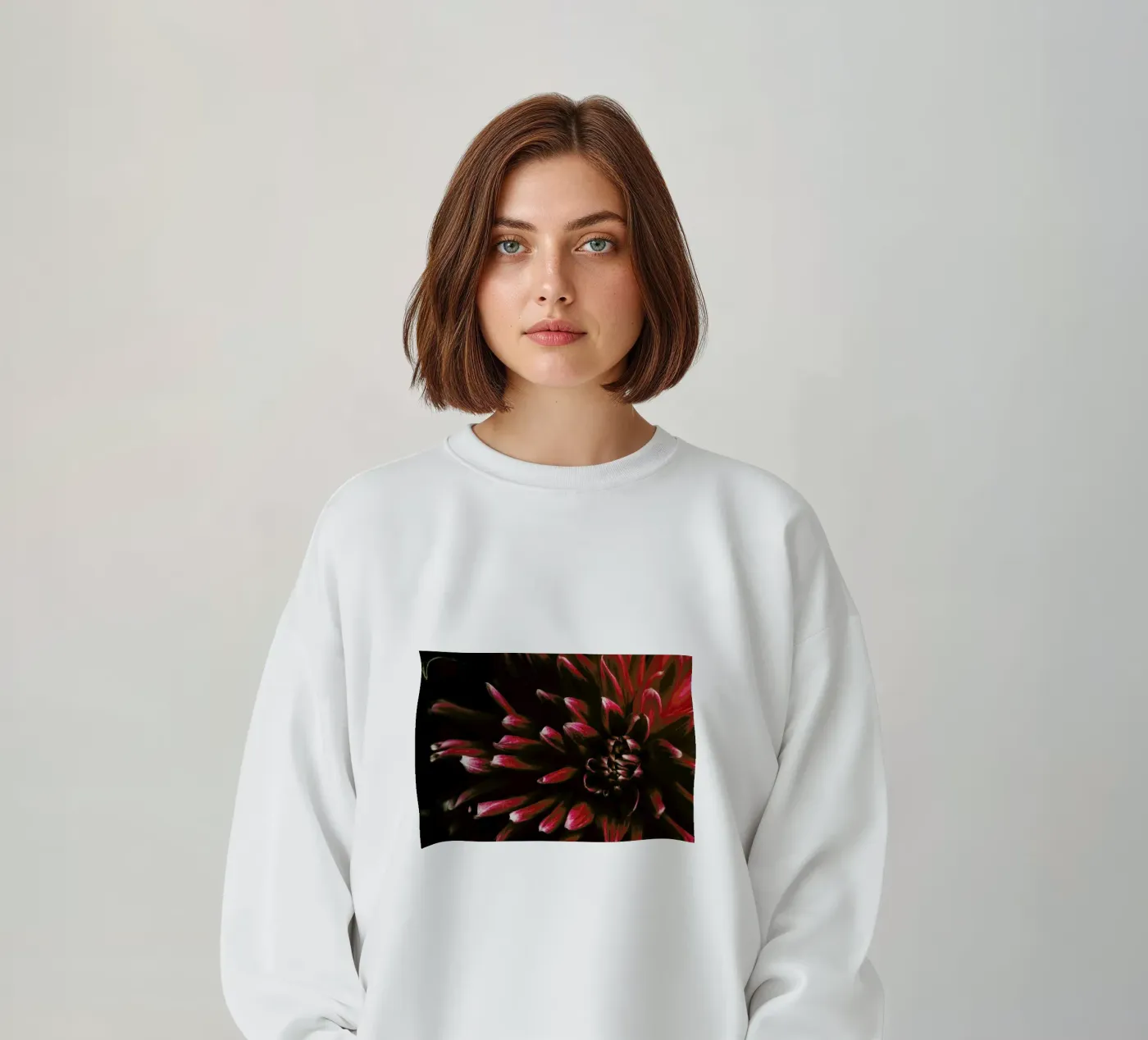 Ruby Red Dahlia felpa da Ingrid Beddoes