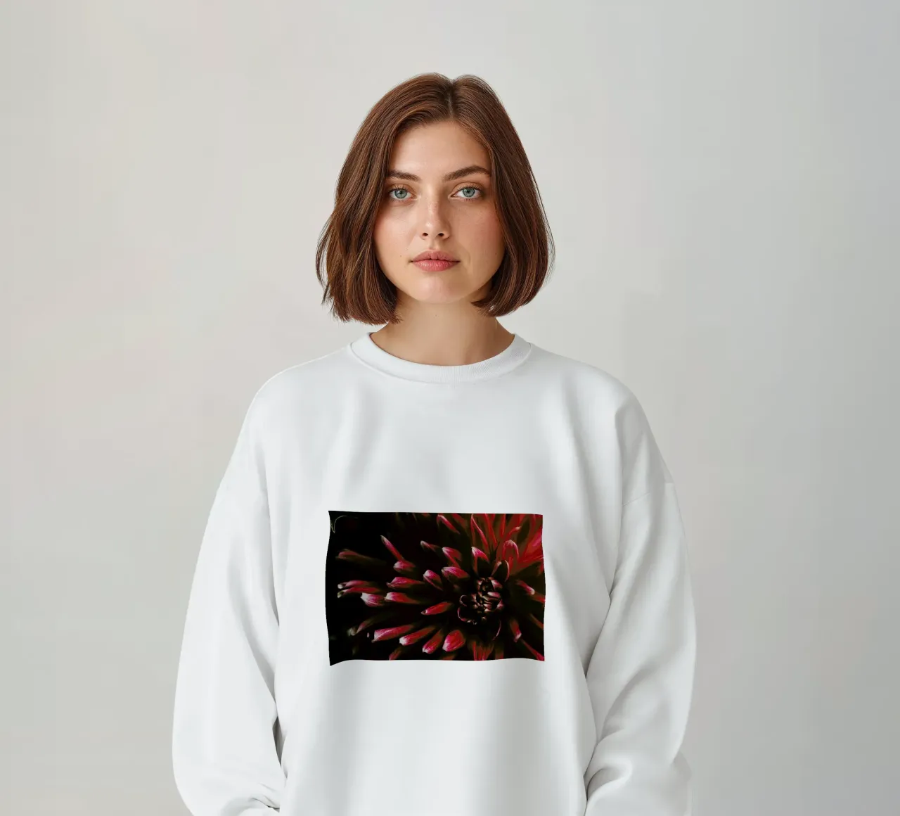Ruby Red Dahlia felpa da Ingrid Beddoes