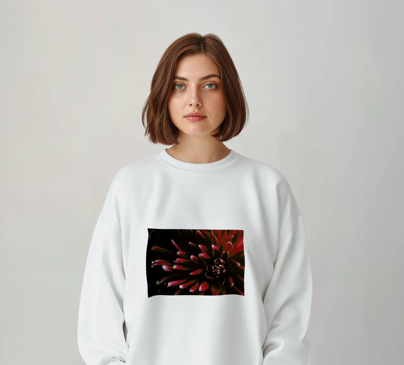 Ruby Red Dahlia felpa da Ingrid Beddoes