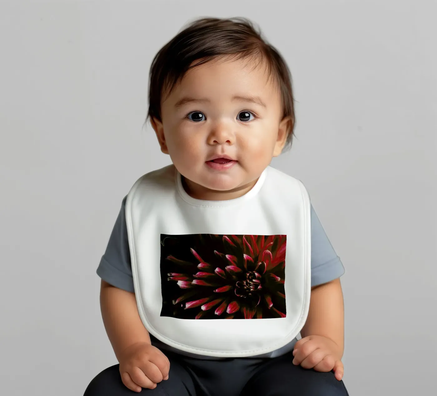Ruby Red Dahlia bavaglino da Ingrid Beddoes