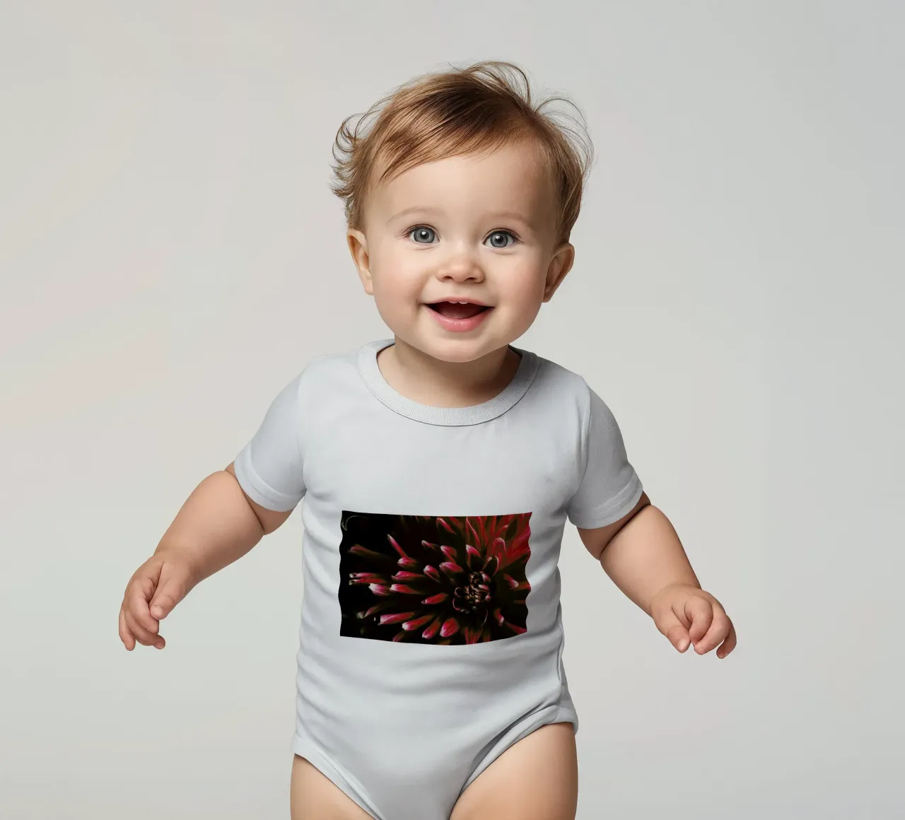 Ruby Red Dahlia body neonato maniche corte da Ingrid Beddoes