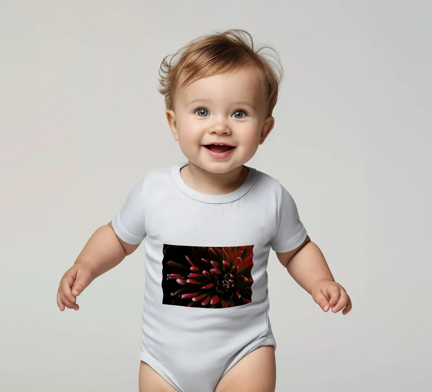 Ruby Red Dahlia body bébé de Ingrid Beddoes