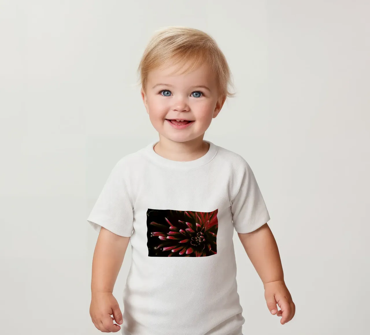 Ruby Red Dahlia maglietta neonato da Ingrid Beddoes