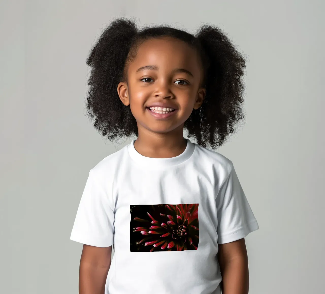 Ruby Red Dahlia t-shirt bambini da Ingrid Beddoes