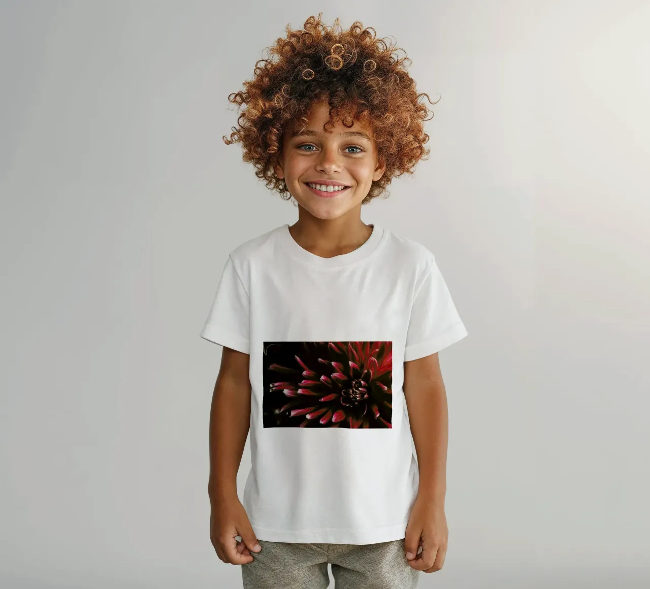 Ruby Red Dahlia t-shirt bambini da Ingrid Beddoes
