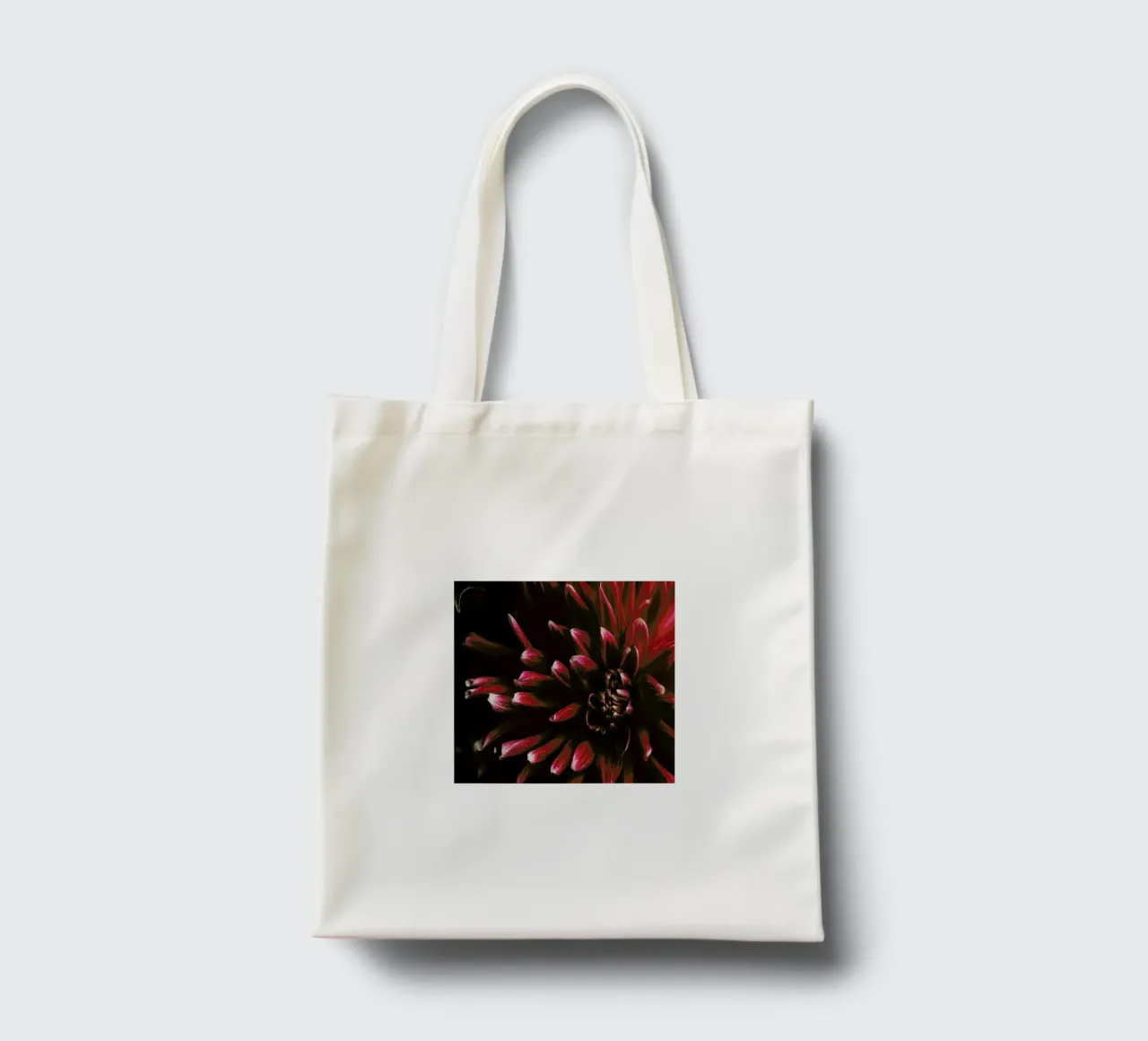 Ruby Red Dahlia borsa in juta da Ingrid Beddoes