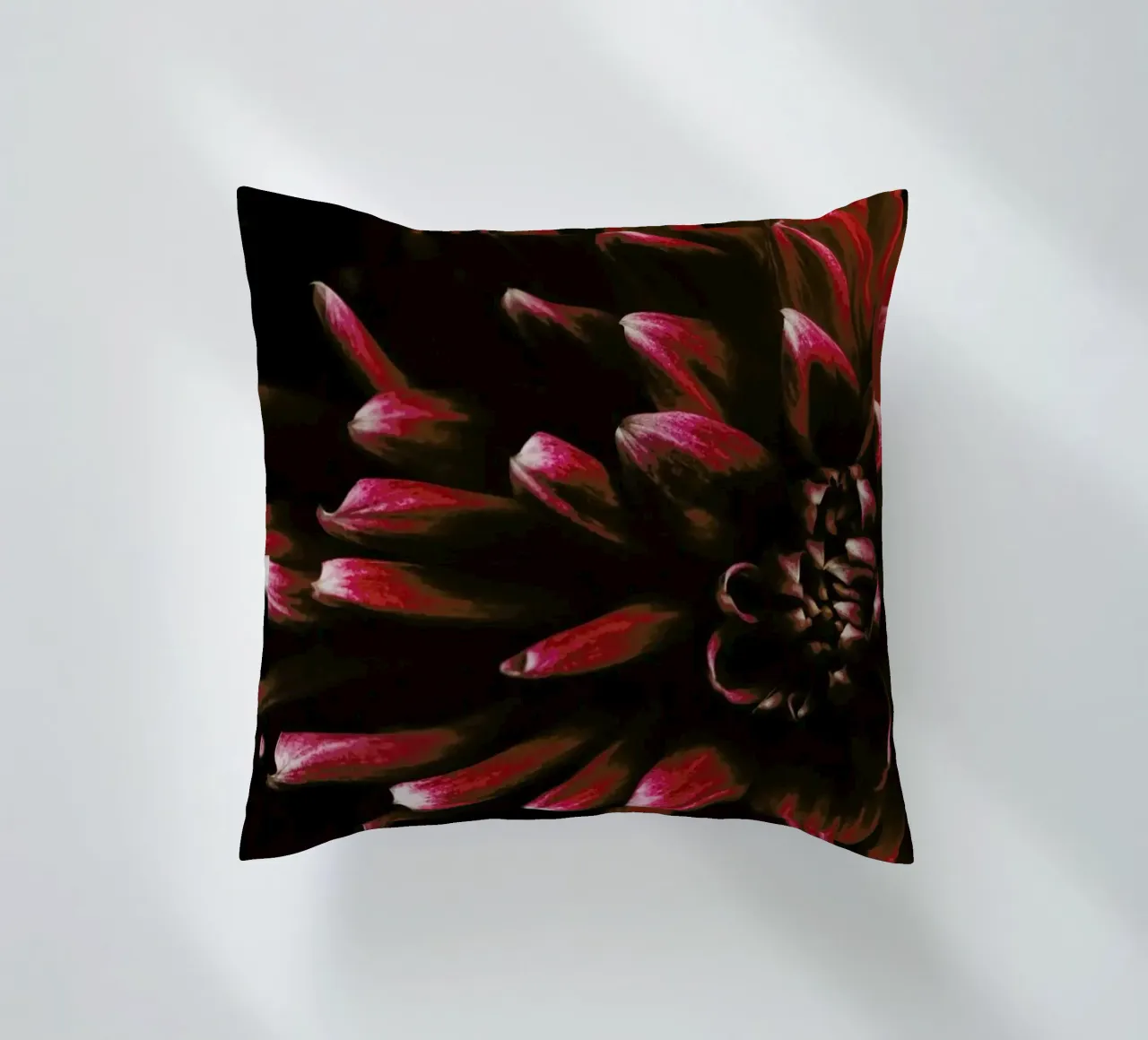 Ruby Red Dahlia cuscino da Ingrid Beddoes