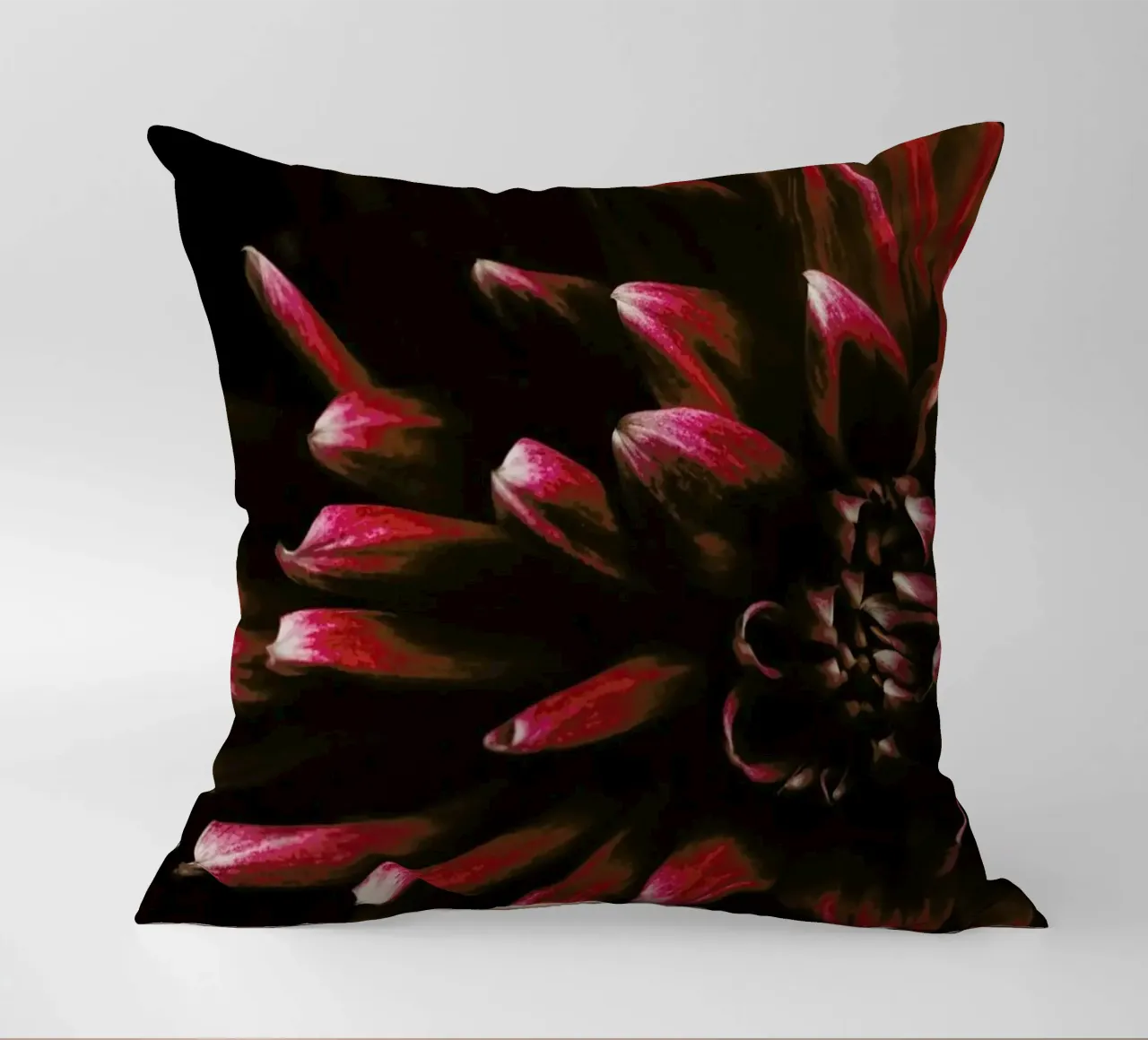 Ruby Red Dahlia cuscino da Ingrid Beddoes