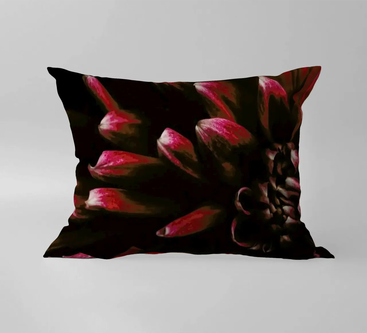 Ruby Red Dahlia cuscino da Ingrid Beddoes