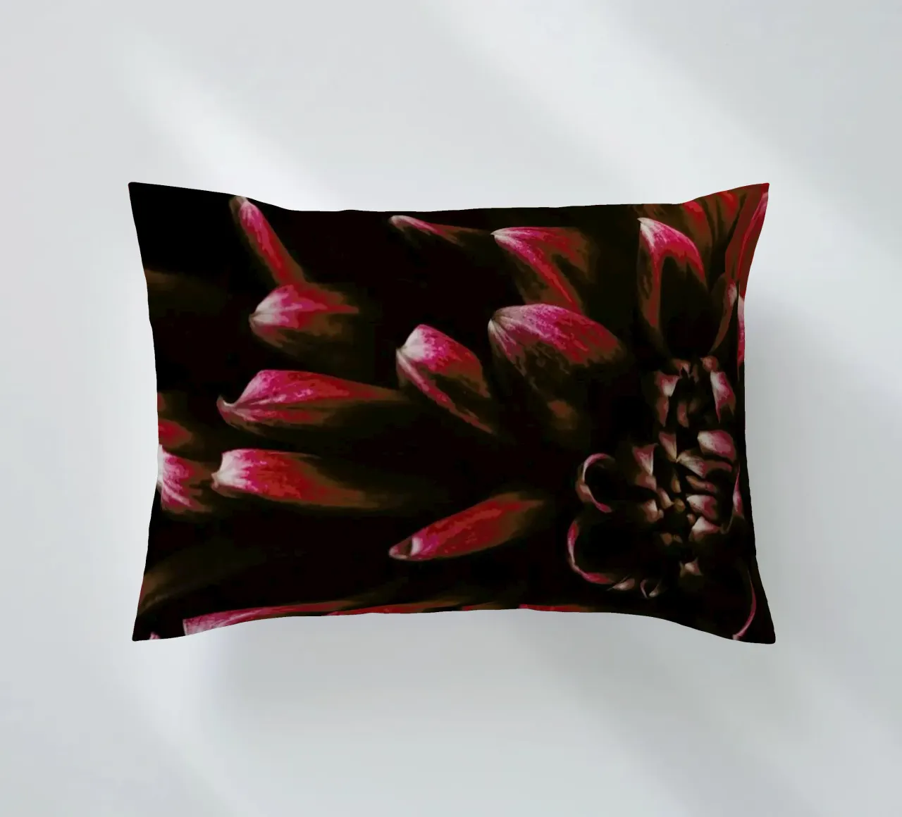 Ruby Red Dahlia cuscino da Ingrid Beddoes