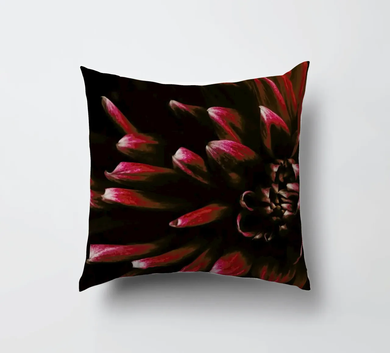 Ruby Red Dahlia cuscino da Ingrid Beddoes