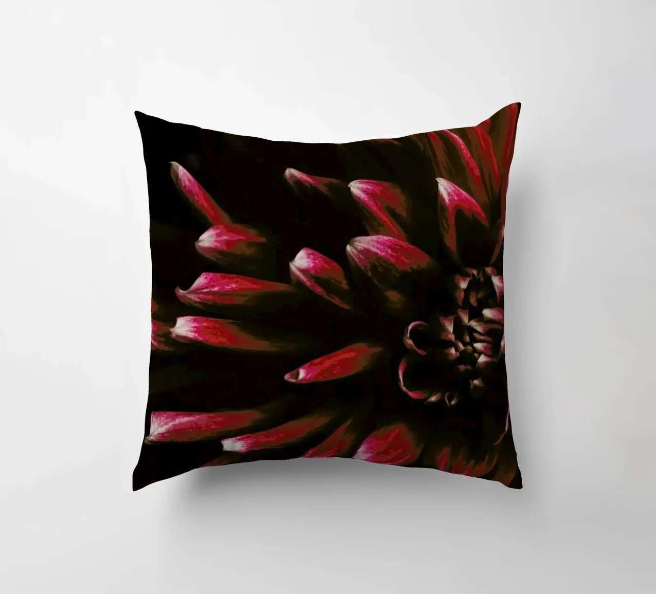 Ruby Red Dahlia cuscino da Ingrid Beddoes