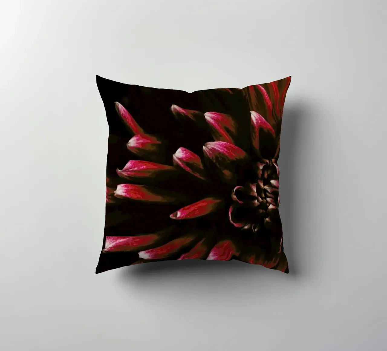 Ruby Red Dahlia cuscino da Ingrid Beddoes