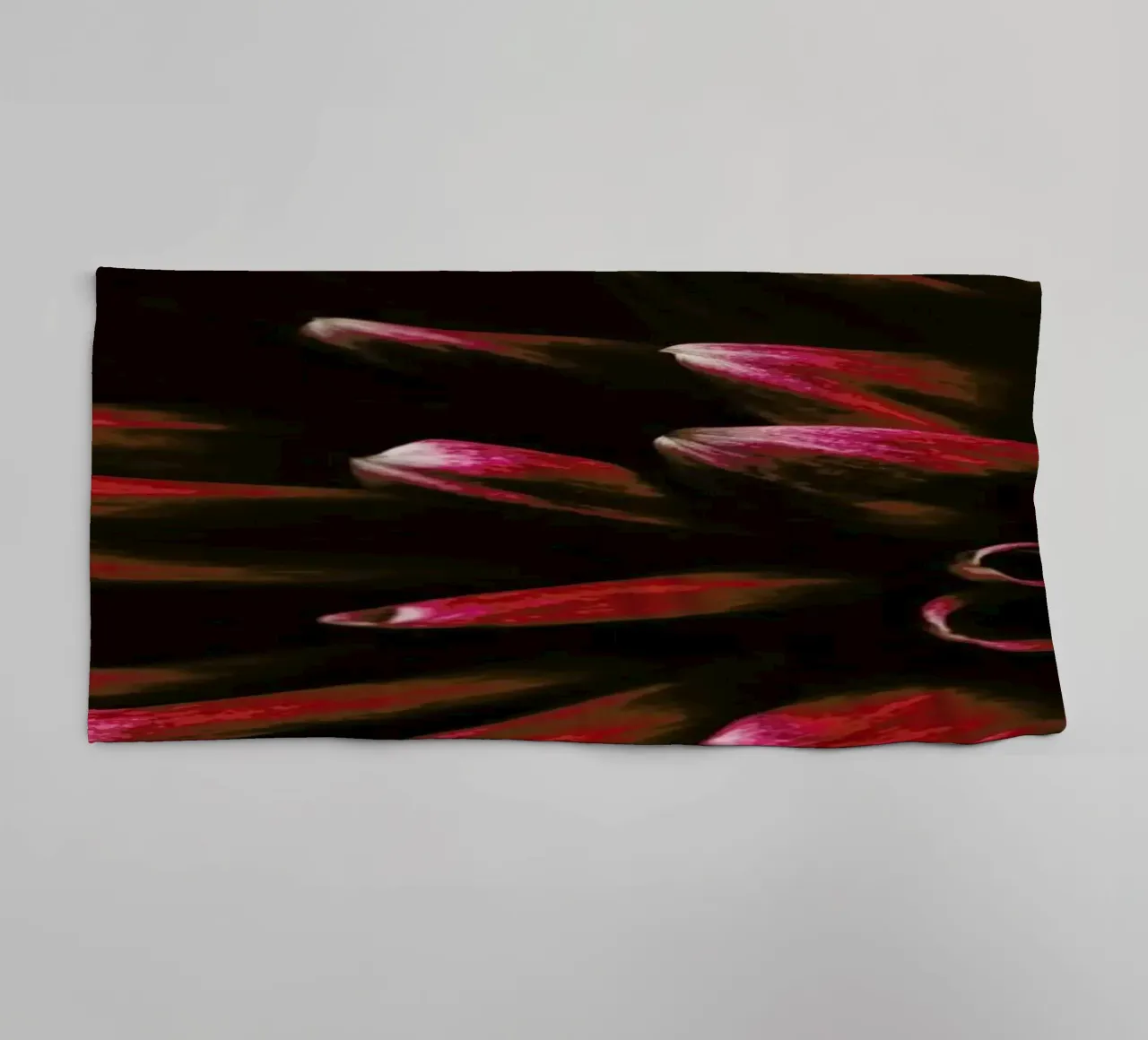 Ruby Red Dahlia asciugamano da bagno da Ingrid Beddoes