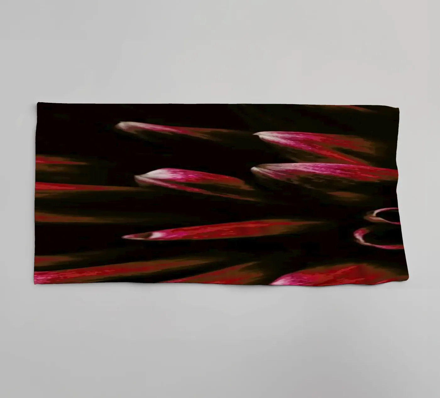 Ruby Red Dahlia Handtuch von Ingrid Beddoes