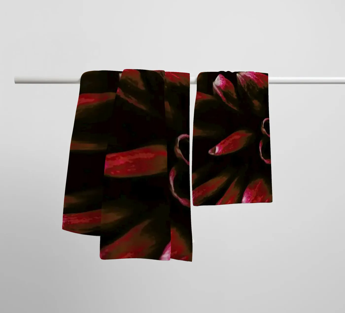 Ruby Red Dahlia badhanddoek van Ingrid Beddoes