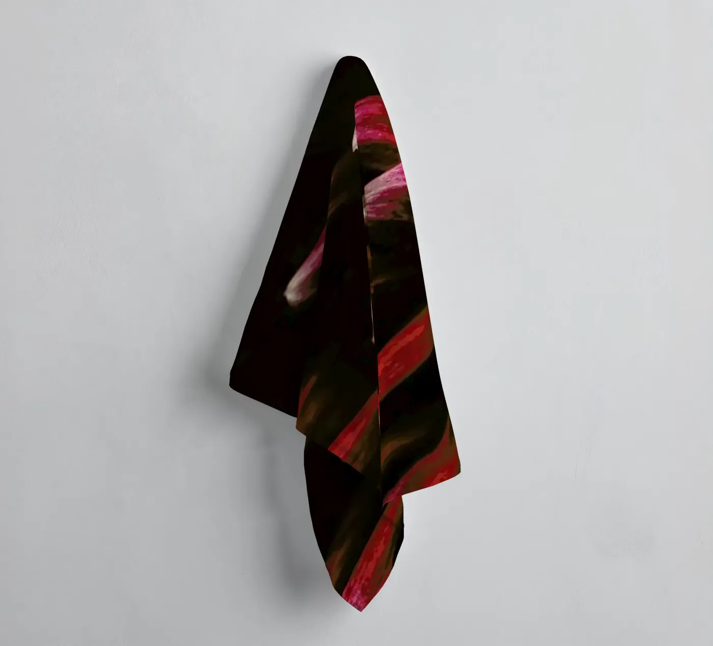 Ruby Red Dahlia badhanddoek van Ingrid Beddoes