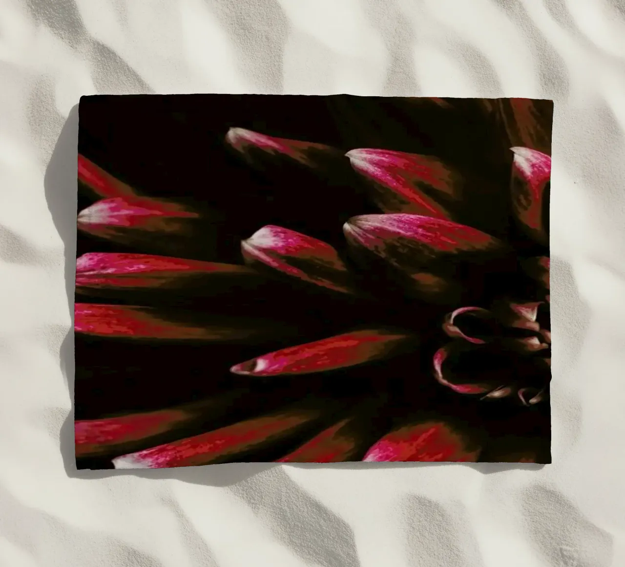 Ruby Red Dahlia telo mare da Ingrid Beddoes