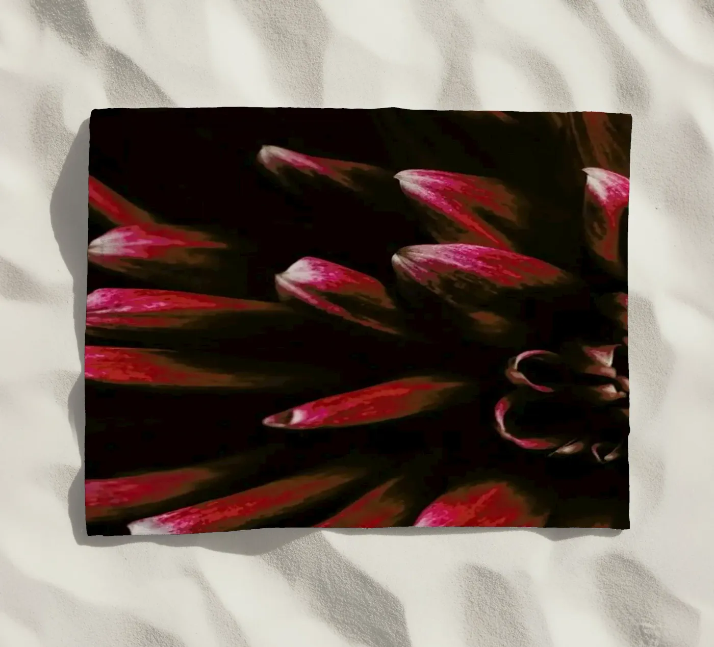 Ruby Red Dahlia telo mare da Ingrid Beddoes