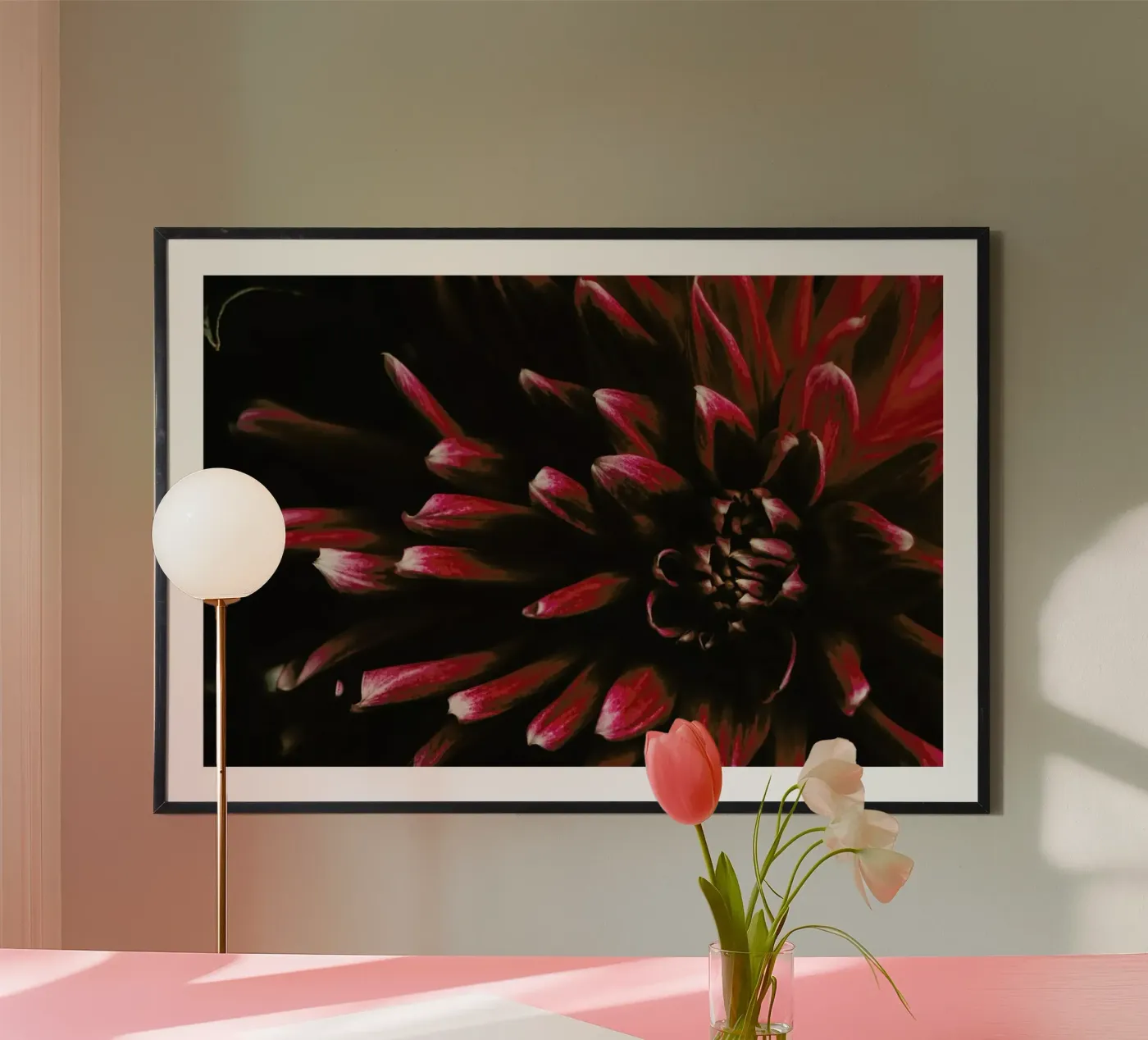 Ruby Red Dahlia poster da Ingrid Beddoes