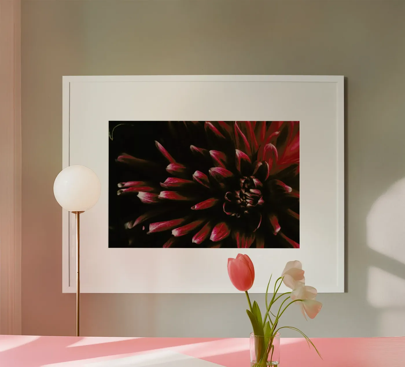Ruby Red Dahlia poster da Ingrid Beddoes